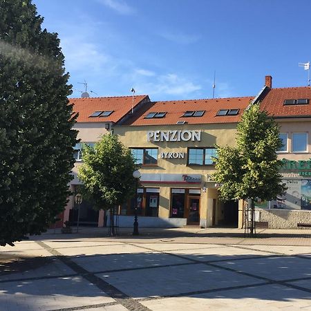 Byron Hotel Zlate Moravce Bagian luar foto