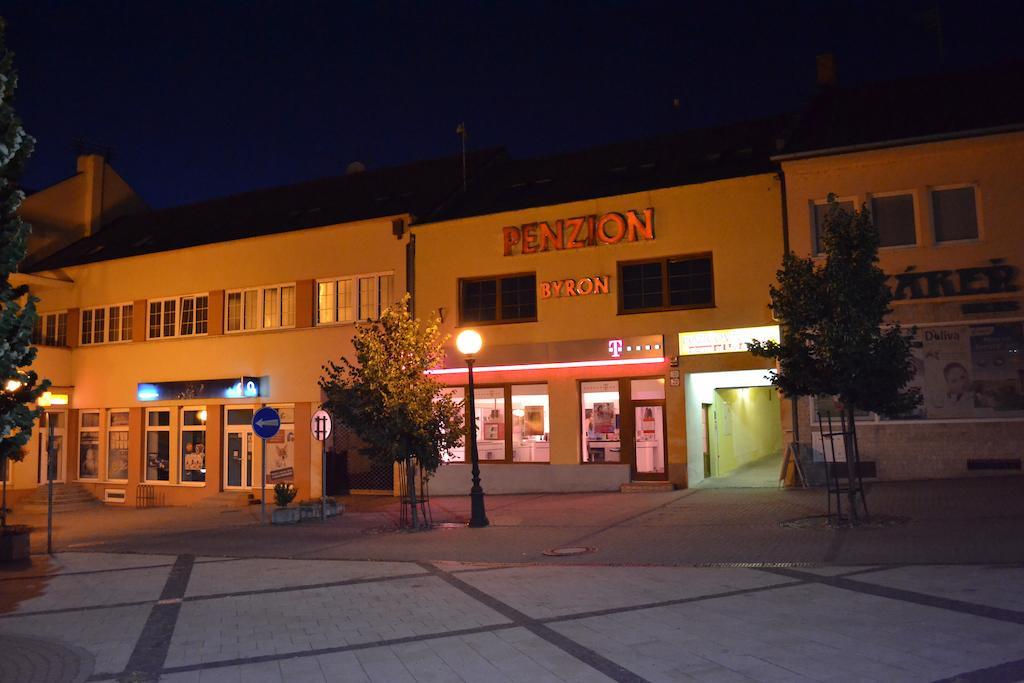 Byron Hotel Zlate Moravce Bagian luar foto