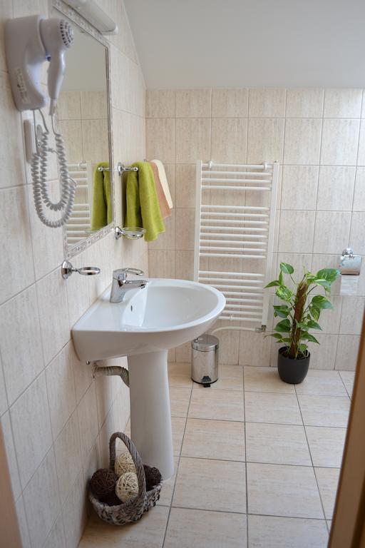 Byron Hotel Zlate Moravce Ruang foto