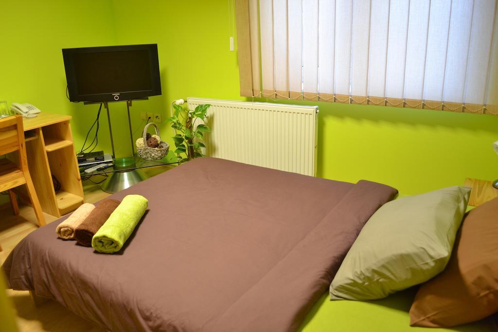 Byron Hotel Zlate Moravce Bagian luar foto